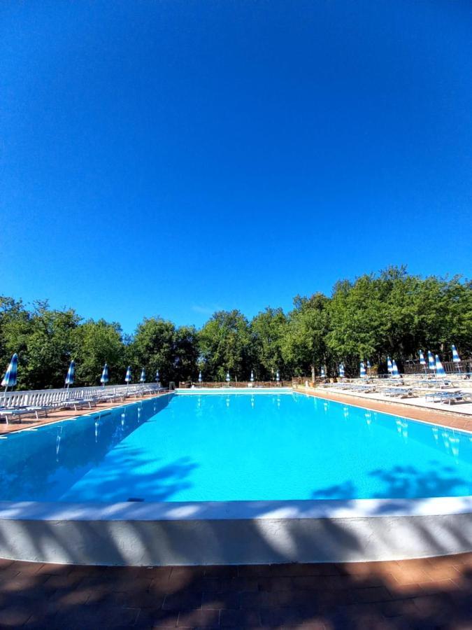 קסטלינה אין קיאנטי Luxor Chianti Glamping Village מראה חיצוני תמונה