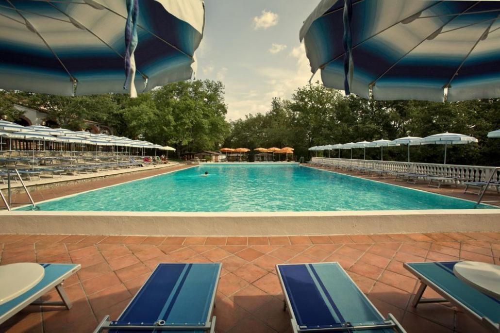 קסטלינה אין קיאנטי Luxor Chianti Glamping Village מראה חיצוני תמונה